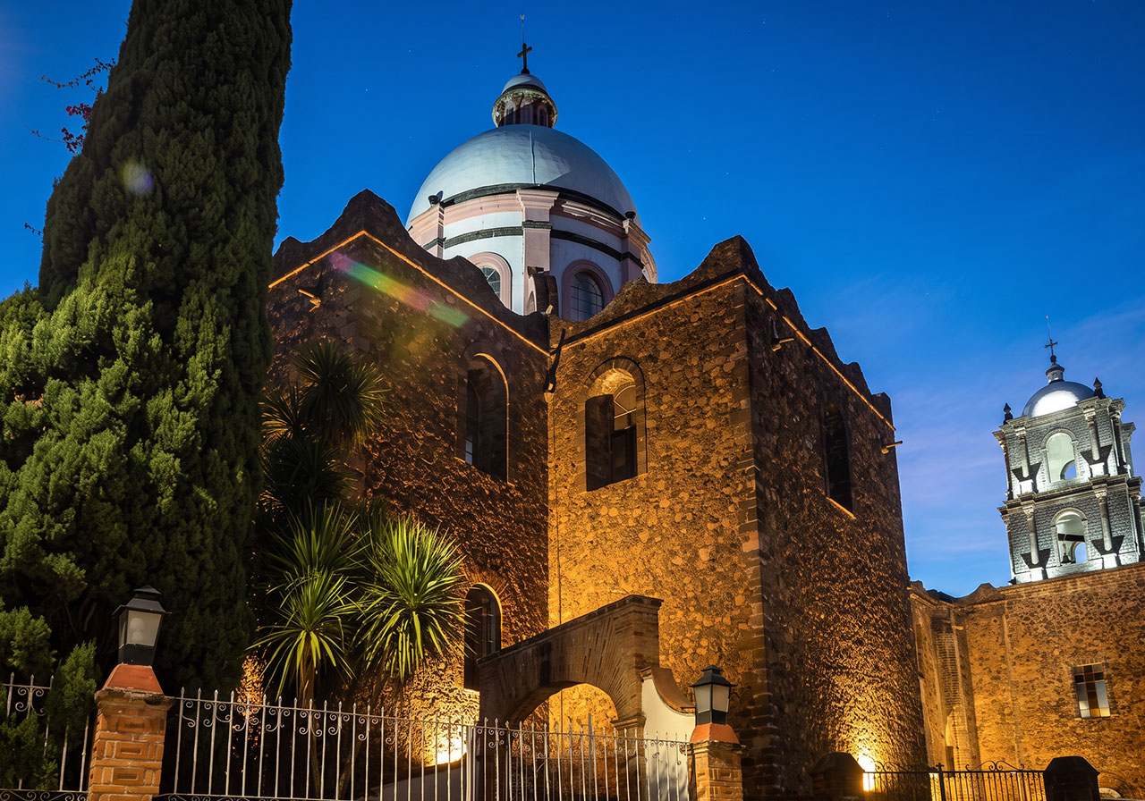 Parroquia de Jesús Nazareno iluminada al atardecer